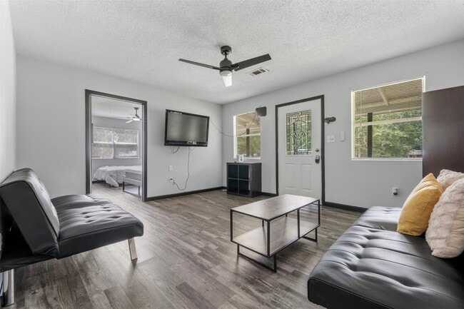 Building Photo - 541 Trails End Dr