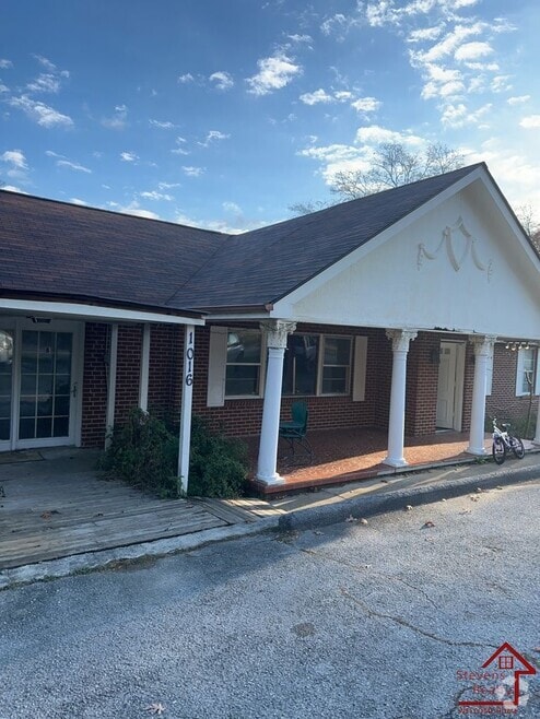 Building Photo - 1016 Greens Lake Rd