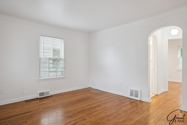Building Photo - 3 bedroom $1200