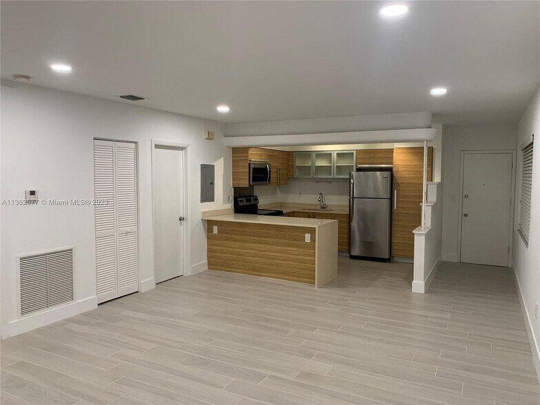 Building Photo - 315 Majorca Ave