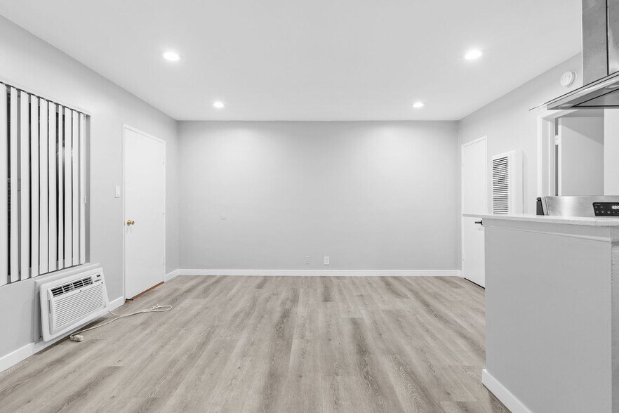 Building Photo - 1655 W Malvern Ave