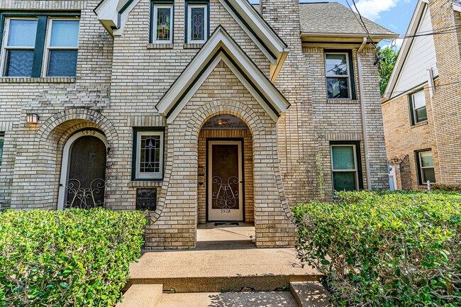 Building Photo - 5930 La Vista Dr