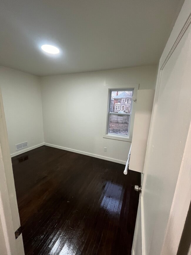 Building Photo - 4566 Seebaldt St