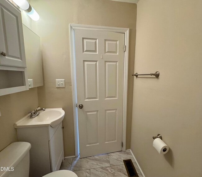 Building Photo - 52 Eastwood St