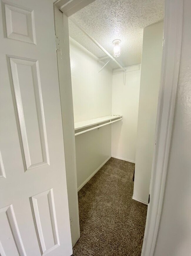 Building Photo - WATERFORD WEST CAMPUS - 4 BEDROOM - $2800