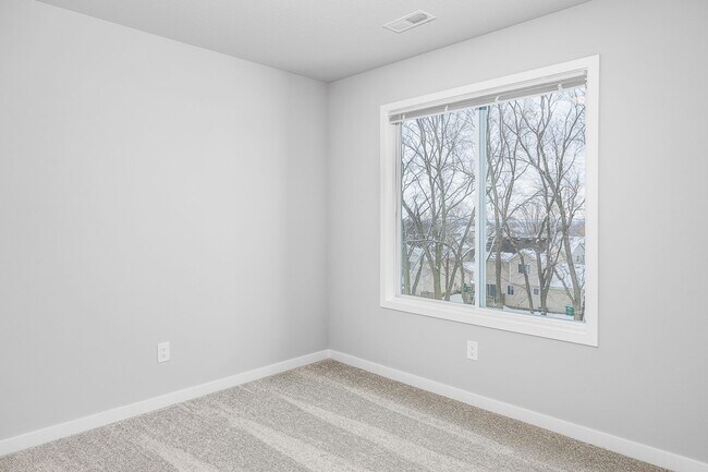 Building Photo - Modern Comfort in the Heart of Norwalk