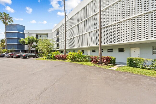 Building Photo - 877 NE 195th St