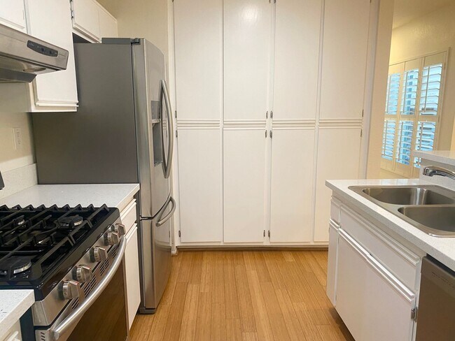 Building Photo - Wonderfully located 3bed, 3 bath in the heart of Westlake VIllage