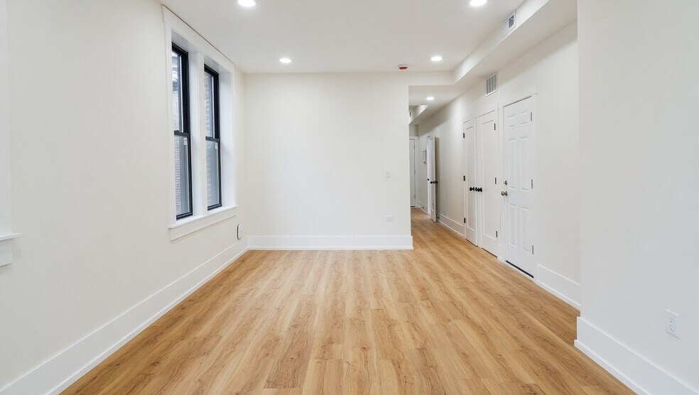 Building Photo - 944 N Damen Ave