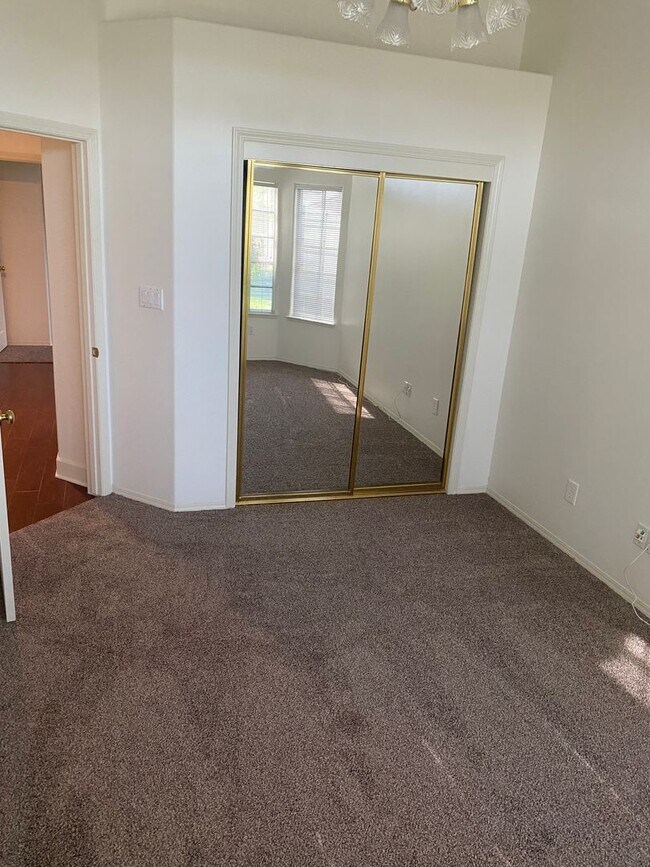 Building Photo - Gorgeous 3 Bedroom 2 Bath Home