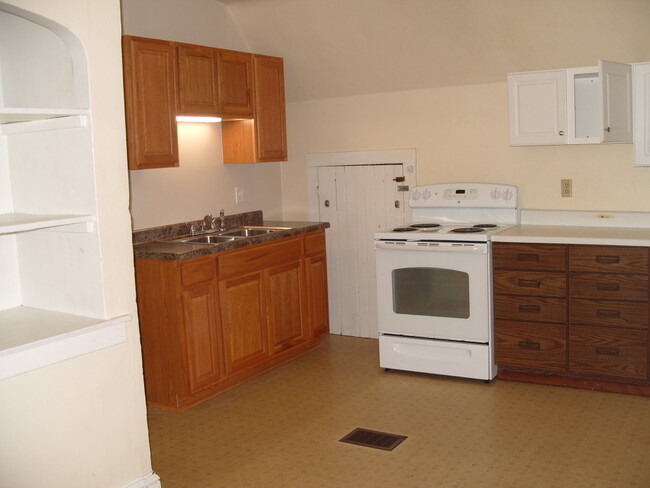 kitchen stove - 1425 State St