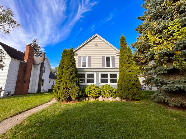 Front Exterior - 727 Emerald Ave NE