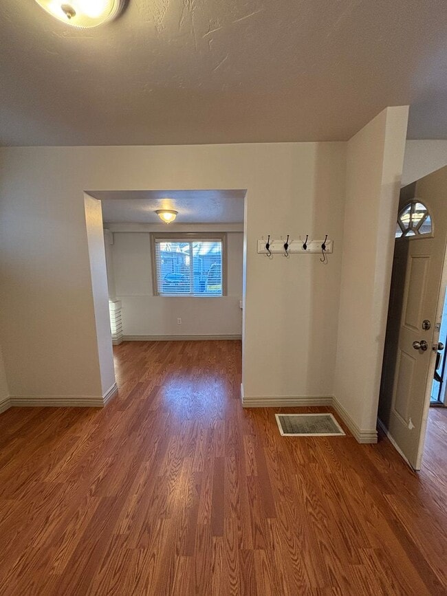 Building Photo - Salt Lake Cottage home 3 bed, 2 baths