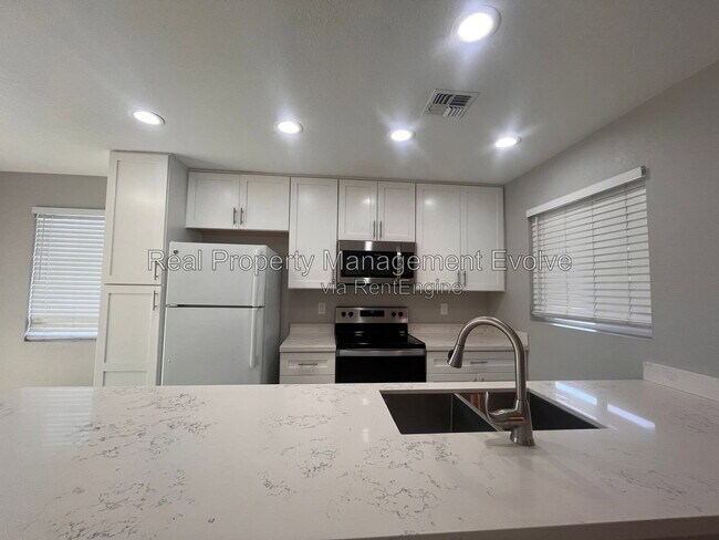 Building Photo - 408 W Blackhawk Dr