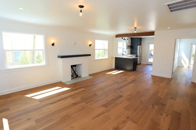 Building Photo - 3835 Hollypark Pl