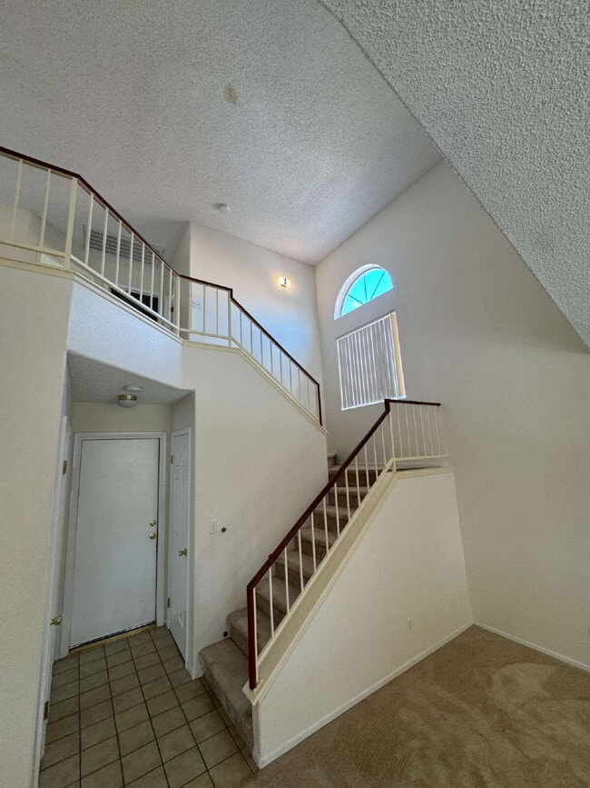 Building Photo - 3 Bed, 2 1/2 Bath Henderson