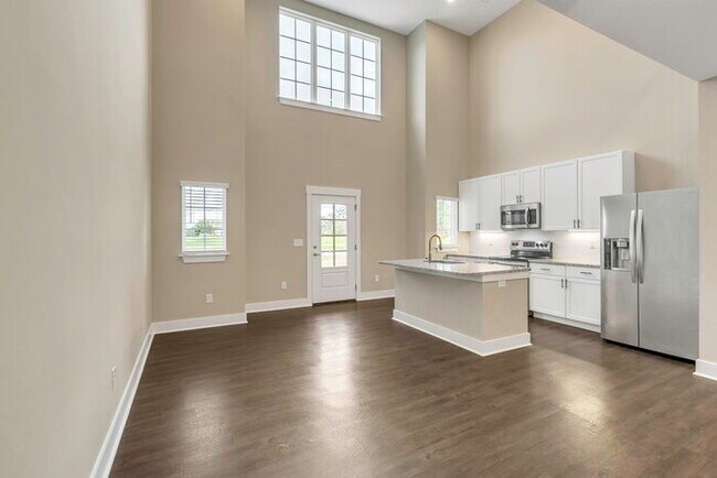 Building Photo - Modern 2 Bedroom Townhome on the Swamp Rab...