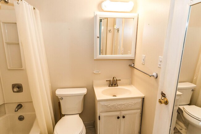 Building Photo - 7934 Davis Rd N