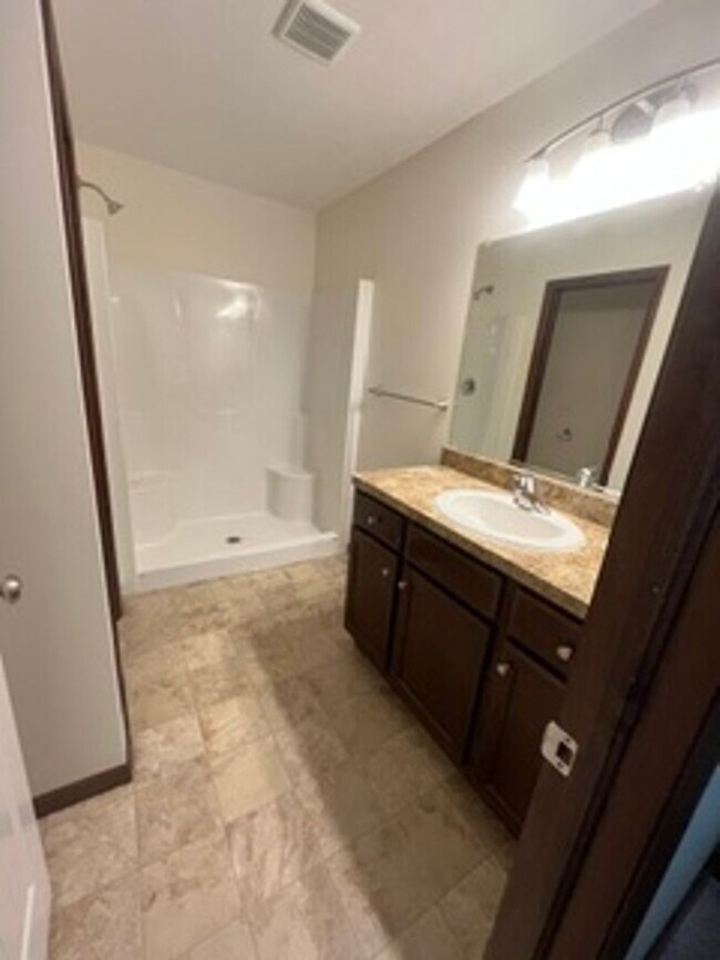 Building Photo - 585 Birch Hill Dr