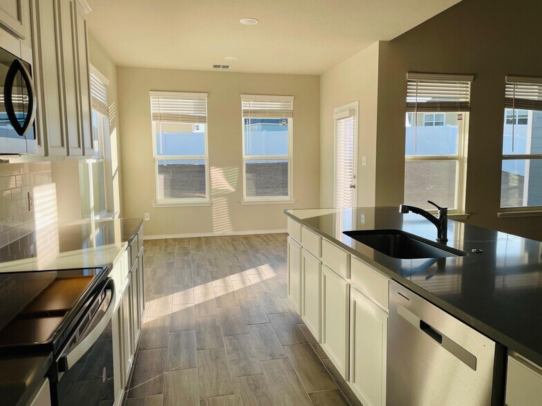Dining area - 10032 Adams Ln