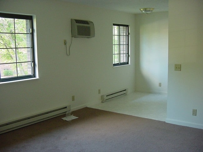 New Living Room - 15 Hampshire Ct