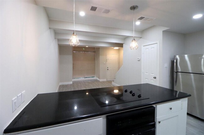 Building Photo - 5929 Queensloch Dr