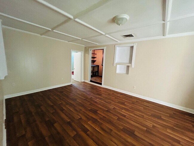 Building Photo - Fabulous 3 bedroom 2 bathroom Ranch home in Lawndale Homes area in NW Greensboro. Huge yard.