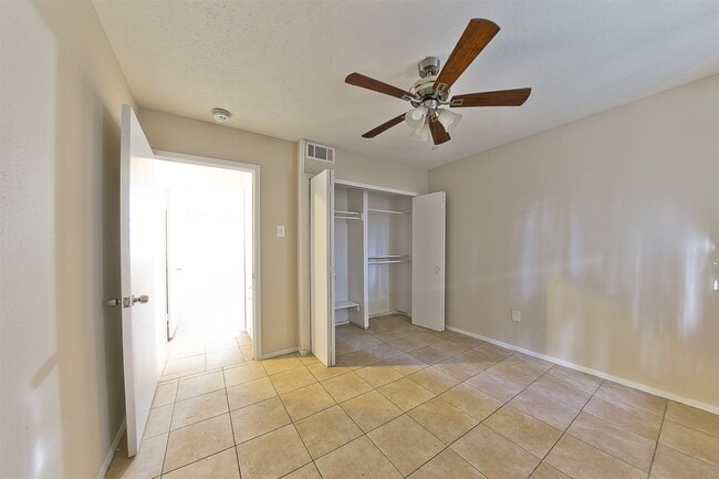 Building Photo - 4011 Smooth Oak Ln