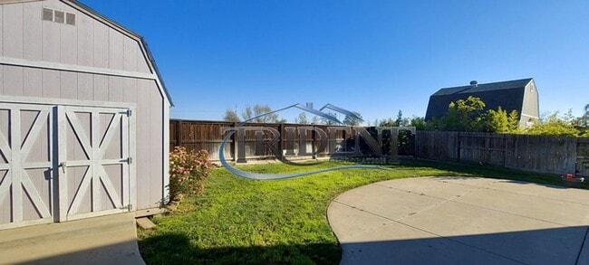 Building Photo - Beautiful 5 bedroom, 3 bath house