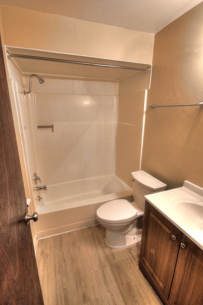 Main Bathroom - 334 Harrison Boulevard