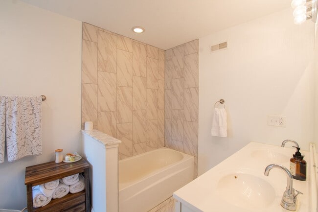 Building Photo - Beautiful Point Breeze Townhome