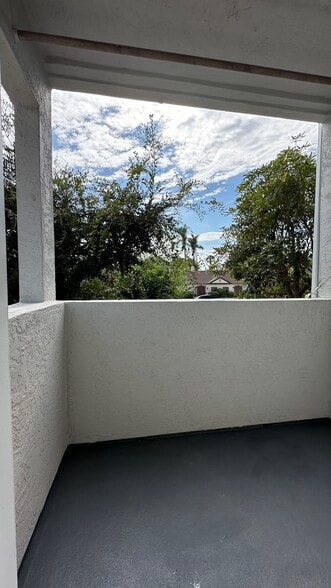 Great spot for a bar table and stools or table and chairs. - 939 Sapphire St