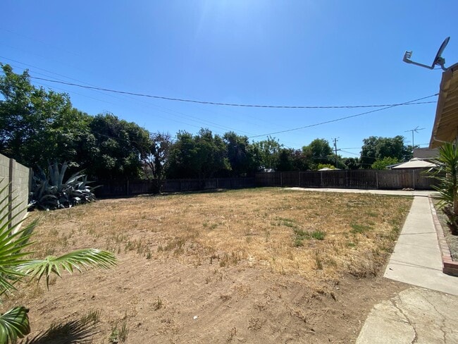 Building Photo - 4734 E Princeton Ave