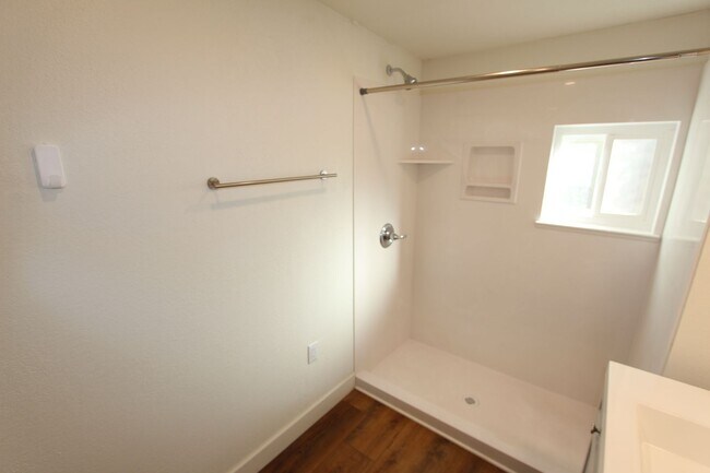 Building Photo - *LEASE PENDING $500 Move-In Special! Month to month lease Available.