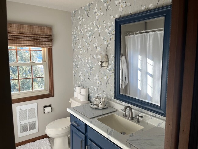 Building Photo - Charming Emerald Hills Home