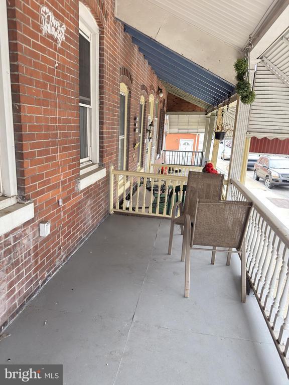 Building Photo - 249 E Oak St