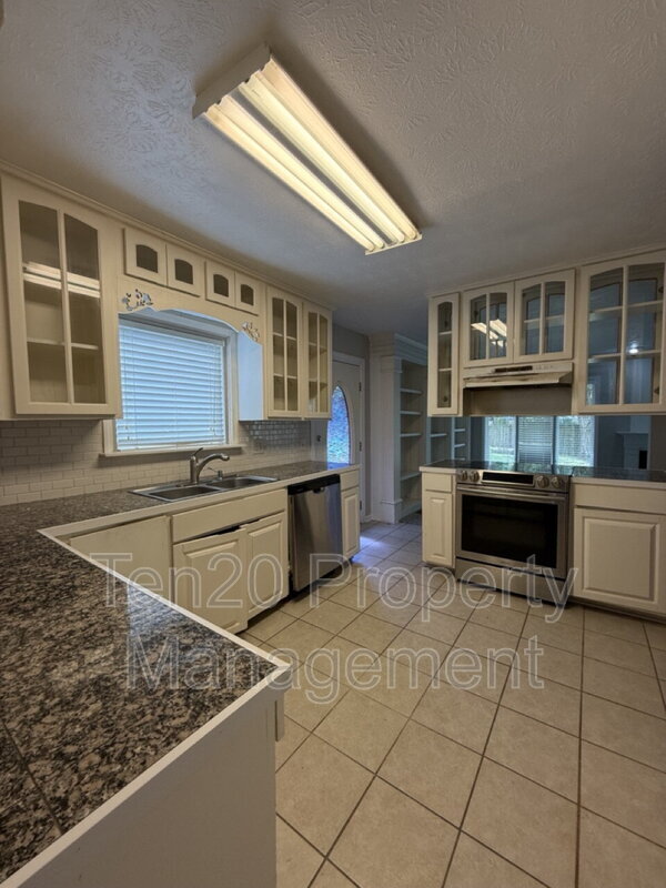 Building Photo - 3812 Wingate Dr