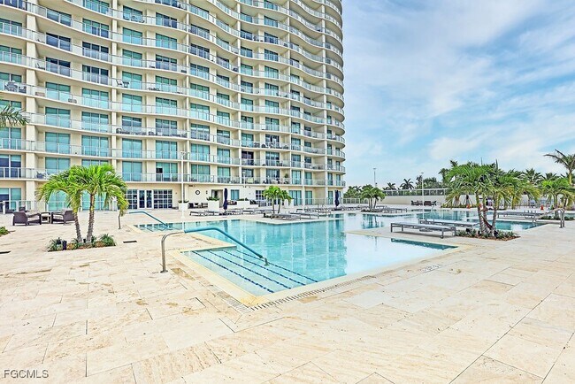 Building Photo - 3000 Oasis Grand Blvd