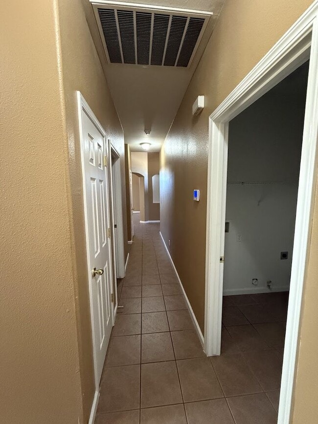 Building Photo - Spacious and Beautiful 4 bedroom luxury ho...