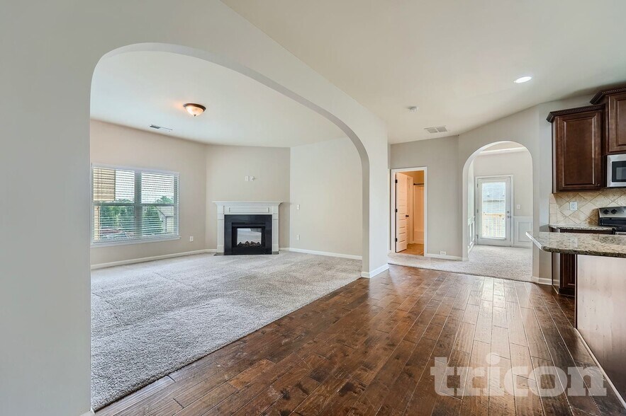 Building Photo - 744 Effendi Pl