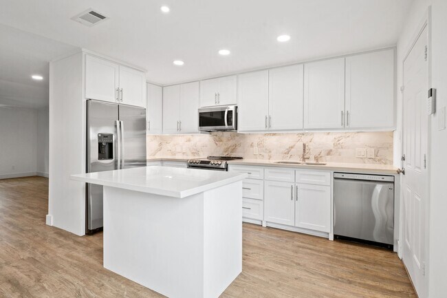 Building Photo - 10240 Longmont Dr