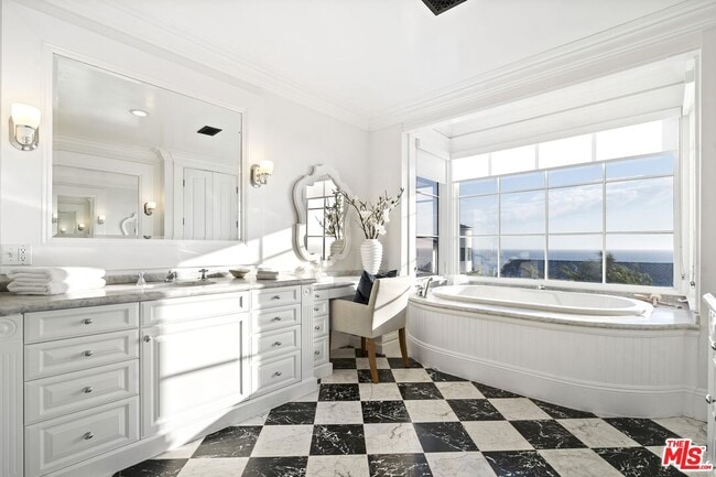 Building Photo - 7335 Birdview Ave