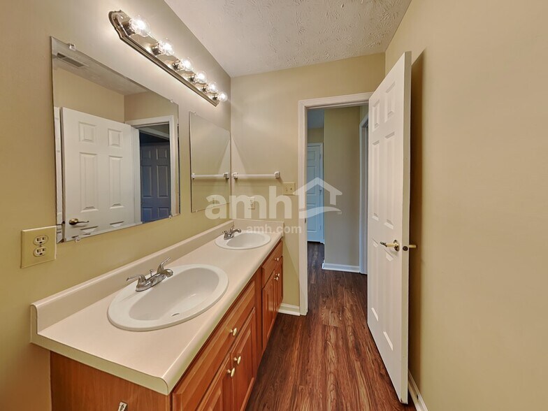 Building Photo - 10684 Summerwood Ln