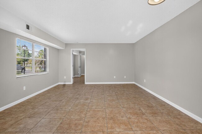 Building Photo - Well appointed 2/2  1st floor condo in beautiful Winter Garden. Available Now!