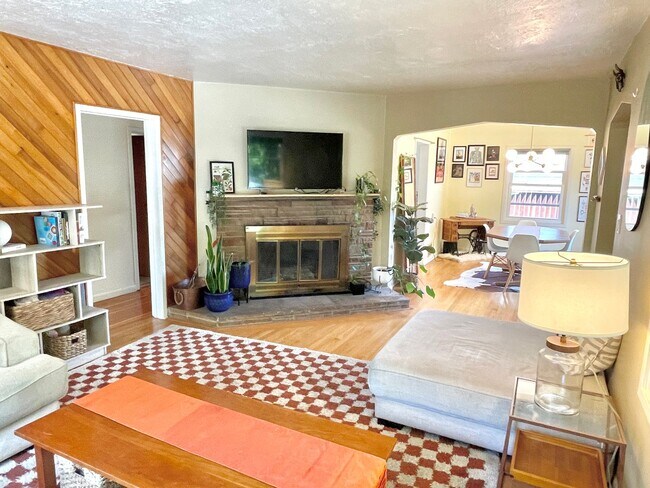 Building Photo - Charming Montavilla bungalow, 3 bed, 2 bath with fully fenced backyard