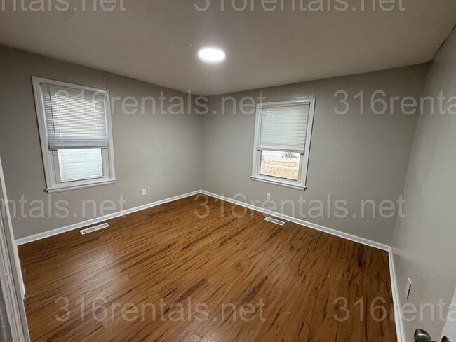 Building Photo - $1000 - 3 bedroom / 1 bathroom - Single Family Home