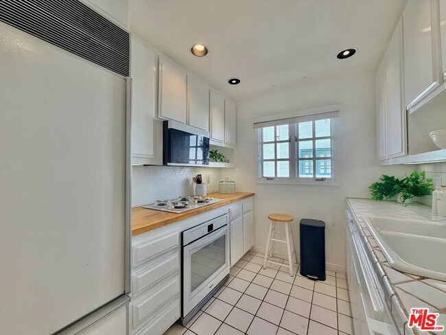 Building Photo - 1123 Flores St