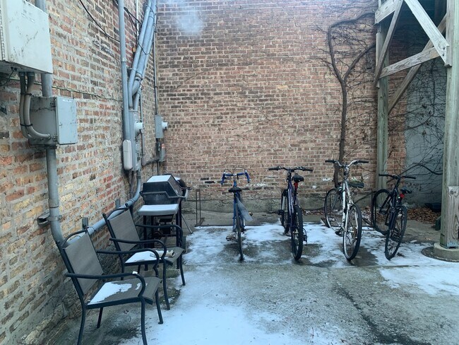 Building Photo - 2002 W Chicago Ave