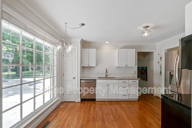 Building Photo - 819 Chrisman Dr