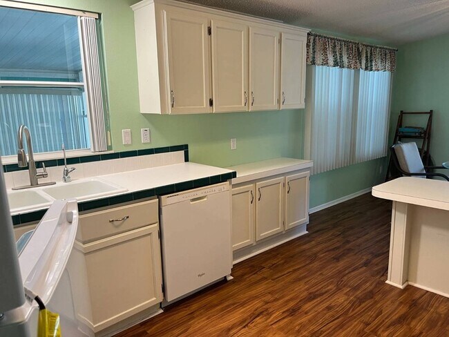 Building Photo - 5870 SW 59th St